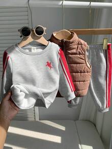 SHEIN 3件組男嬰可愛秋冬深藍色抓絨內裡加厚背心外套、灰色長袖運動衫、長褲套裝，3件套服裝，外套套裝，嬰兒套裝，秋冬套裝，運動衫套裝，運動套裝 - 彩色 - 查看 8