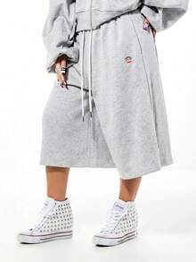 SUMWON X PAUL FRANK SUMWON WOMEN Celana Pendek Fleece Lebar Bergambar Monyet dengan Tali Serut di Pinggang dan Cetakan Belakang yang Mencolok - Grey - View 4
