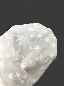 Breezaya 女士V领3D立体花卉装饰休闲百搭日常短袖上衣 - 白色 - 查看 3
