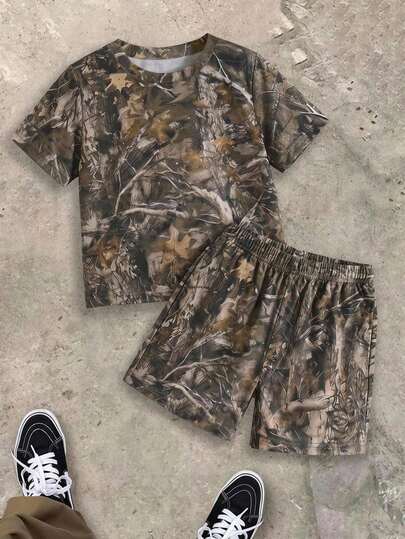 Young Boy Casual Minimalist Outdoor Camouflage Workwear Style Crew Neck T-Shirt And Shorts 2-Piece Set, Suitable For Vacation And Back To School Season