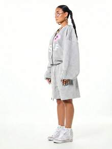 SUMWON X PAUL FRANK SUMWON WOMEN Celana Pendek Fleece Lebar Bergambar Monyet dengan Tali Serut di Pinggang dan Cetakan Belakang yang Mencolok - Grey - View 6