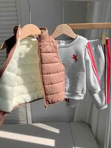 SHEIN 3件組男嬰可愛秋冬深藍色抓絨內裡加厚背心外套、灰色長袖運動衫、長褲套裝，3件套服裝，外套套裝，嬰兒套裝，秋冬套裝，運動衫套裝，運動套裝 - 彩色 - 查看 3