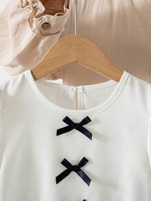 SHEIN Vintaside Kids 2件組女童春夏秋冬白色與藍色溫柔風薄款梭織棉兩件套，海軍藍蝴蝶結前襟＋鏤空刺繡花朵泡泡袖娃娃上衣，水洗牛仔寬鬆寬腿長褲，適合上學、通勤、戶外、生日、拍照、日常穿著 - 彩色 - 查看 5