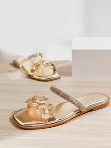 VACAZURE Sandal Datar Emas Wanita Summer Glam dengan Ujung Persegi, Sol Dalam Empuk, Tali Kristal & Bunga Logam 3D – Chic, Elegan & Siap Menjadi Pusat Perhatian - Emas - View 2