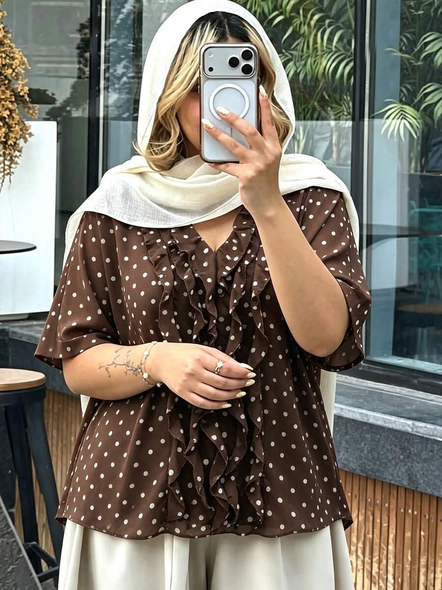 Modelyn Blus Wanita Ukuran Besar Model Plus dengan Kerah Bentuk Tetesan Air, Ruffle, Lengan Pendek, Bahan Chiffon, Motif Polkadot, Potongan Longgar, Cocok untuk Liburan di Rumah atau Acara Musim Panas - Coffee Brown - View 1