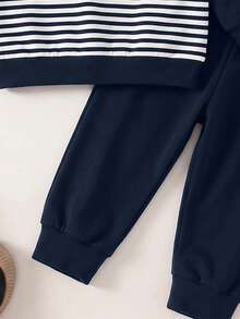 SHEIN 1組隨機發貨 嬰兒男童紅藍白條紋熊圖案寬鬆運動休閒套裝 秋季長袖上衣與長褲拼接配色運動套裝 - 彩色 - 查看 4