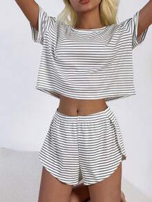 SHEIN Conjunto de Pijama Casual Feminino de Malha Listrada com Gola Redonda e Manga Curta - Chumbo - Visão 1