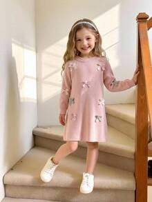 SHEIN Playful Pals 4-7歲女童粉色圓領長袖針織洋裝，滿版3D蝴蝶結A字版型，適合幼童外出、生日、溫柔風春秋冬公主針織洋裝 - 粉色 - 查看 3