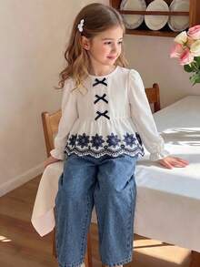 SHEIN Vintaside Kids 2件組女童春夏秋冬白色與藍色溫柔風薄款梭織棉兩件套，海軍藍蝴蝶結前襟＋鏤空刺繡花朵泡泡袖娃娃上衣，水洗牛仔寬鬆寬腿長褲，適合上學、通勤、戶外、生日、拍照、日常穿著 - 彩色 - 查看 3