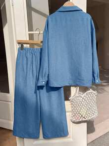 SHEIN Tween女孩淺卡其色紋理兩件套，刺繡翻領長袖襯衫搭配同布料鬆緊腰寬腿褲，親膚面料，休閒隨性風格，春/秋日常街頭通勤穿搭，小眾設計極簡套裝 - 藍色 - 查看 2