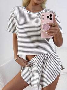 SHEIN Conjunto de Pijama Casual Feminino de Malha Listrada com Gola Redonda e Manga Curta - Chumbo - Visão 7