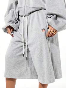 SUMWON X PAUL FRANK SUMWON WOMEN Celana Pendek Fleece Lebar Bergambar Monyet dengan Tali Serut di Pinggang dan Cetakan Belakang yang Mencolok - Grey - View 2