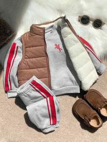 SHEIN 3件組男嬰可愛秋冬深藍色抓絨內裡加厚背心外套、灰色長袖運動衫、長褲套裝，3件套服裝，外套套裝，嬰兒套裝，秋冬套裝，運動衫套裝，運動套裝 - 彩色 - 查看 1