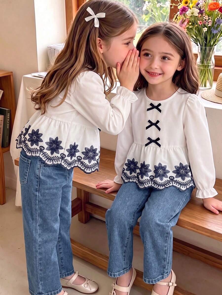 SHEIN Vintaside Kids 2件組女童春夏秋冬白色與藍色溫柔風薄款梭織棉兩件套,海軍藍蝴蝶結前襟+鏤空刺繡花朵泡泡袖娃娃上衣,水洗牛仔寬鬆寬腿長褲,適合上學、通勤、戶外、生日、拍照、日常穿著 - 彩色 - 查看 1