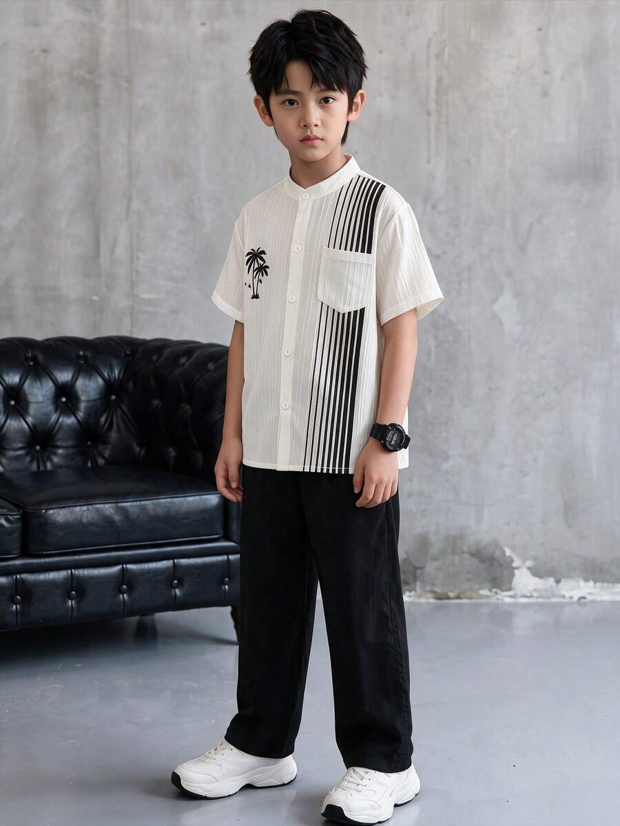 2件組大男孩時尚極簡白色紋理面料對比黑色條紋與棕櫚樹立領短袖襯衫及黑色休閒長褲套裝,適合學院風男孩日常穿著、旅行、出席重要場合,春/夏 - 黑色 - 查看 1
