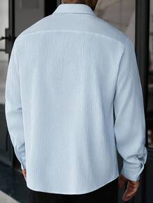 Manfinity CasualCool 男士藍色條紋長袖鈕扣襯衫，泡泡紋理面料，修身剪裁與落肩設計，適合日常工作、度假與街頭穿搭 - 藍色 - 查看 2