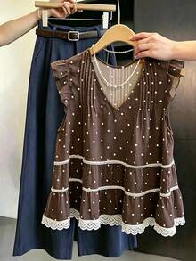 SHEIN Franclia V領百褶蕾絲拼接棕色與白色波點荷葉袖無袖女款夏季上衣，適合度假與日常穿著的優雅上衣 - 棕色 - 查看 1
