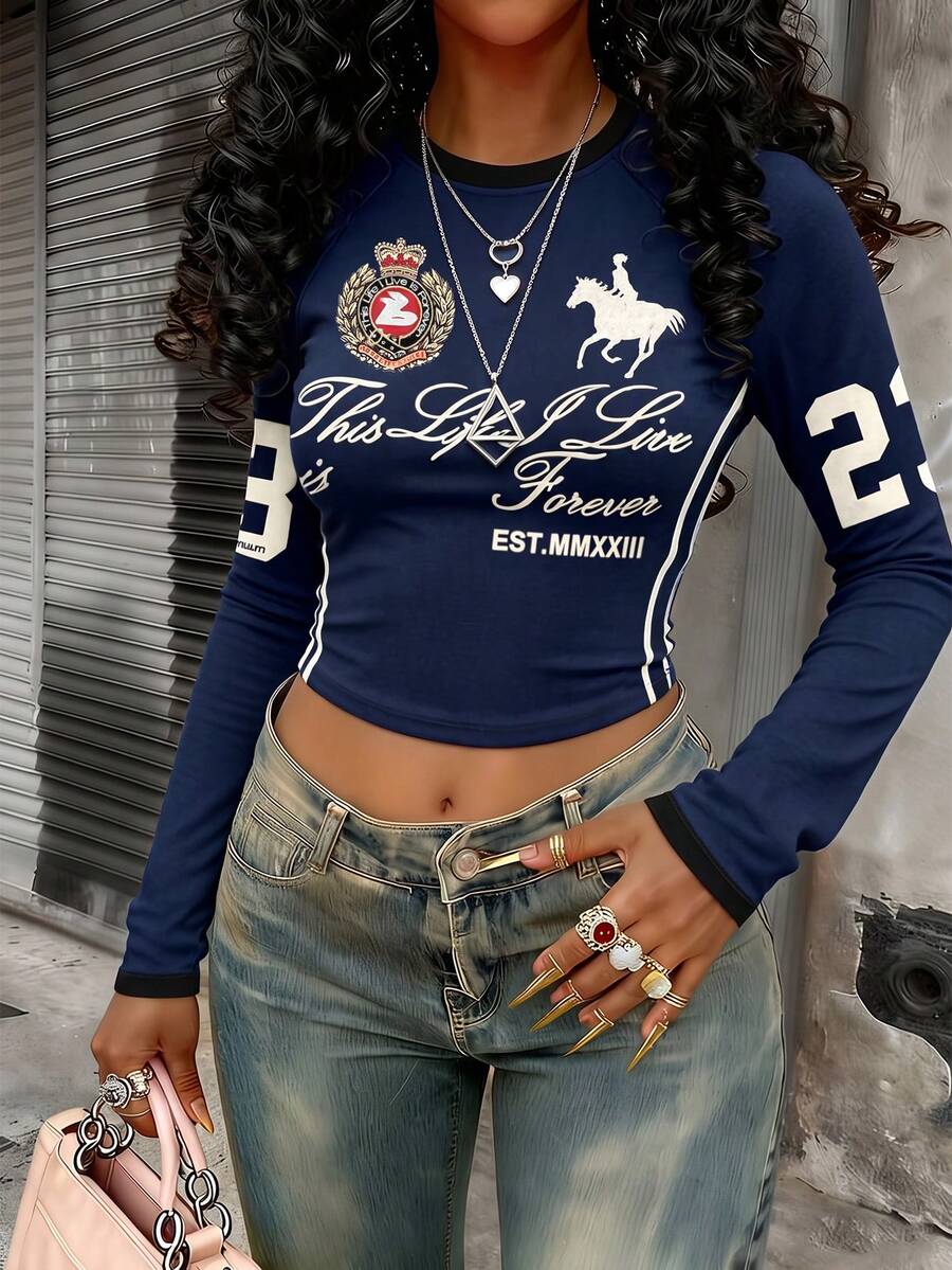 Dekonique Dekonique 美式復古草寫字母標語小馬Logo與23數字印花 時尚圓領長袖春秋女款短版針織T恤 - 彩色 - 查看 1