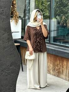 Modelyn Blus Wanita Ukuran Besar Model Plus dengan Kerah Bentuk Tetesan Air, Ruffle, Lengan Pendek, Bahan Chiffon, Motif Polkadot, Potongan Longgar, Cocok untuk Liburan di Rumah atau Acara Musim Panas - Coffee Brown - View 3