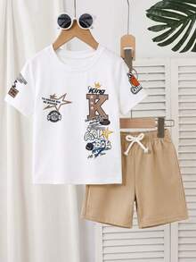 SHEIN Streecool Kids 小男孩字母印花短袖T恤與短褲休閒兩件組 - 卡其色 - 查看 1