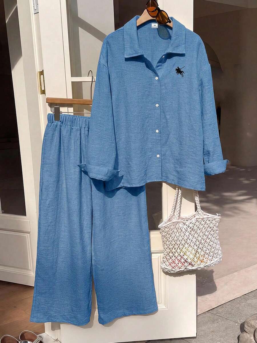 SHEIN Tween女孩淺卡其色紋理兩件套,刺繡翻領長袖襯衫搭配同布料鬆緊腰寬腿褲,親膚面料,休閒隨性風格,春/秋日常街頭通勤穿搭,小眾設計極簡套裝 - 藍色 - 查看 1