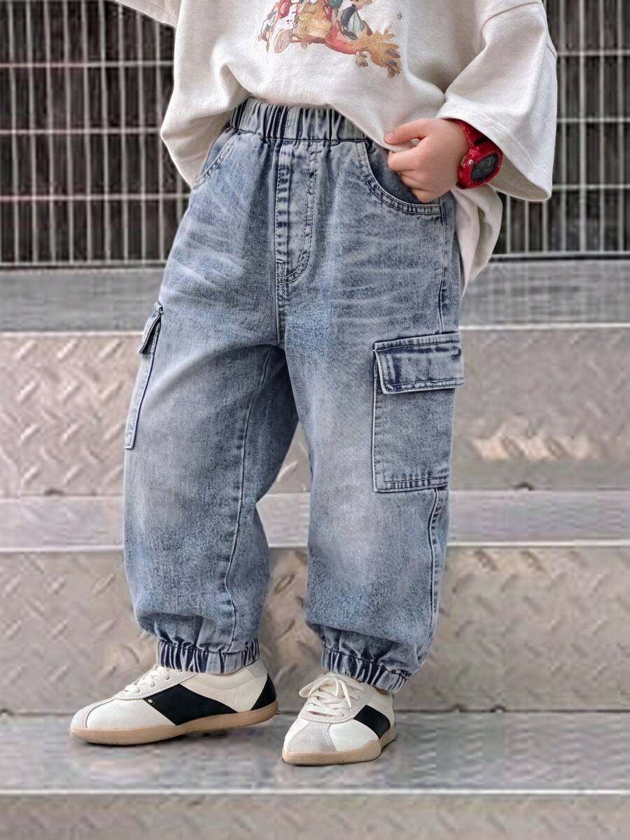 SHEIN Mirajuku 男童復古工裝捲邊牛仔長褲，夏季新品，百搭休閒街頭風，復古風格，水洗磨損工藝，彈性腰帶，大口袋，捲邊褲腳，兒童節、日常早午餐約會、畢業派對、海邊週末出遊、日常通勤、度假氛圍、島嶼風休閒工裝牛仔長褲 - 淺色水洗藍 - 查看 1