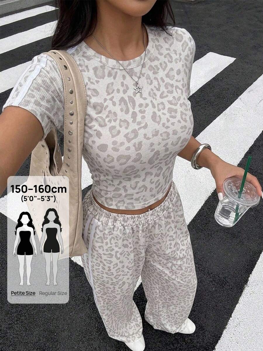 SHEIN PETITE Setelan Kasual Musim Panas Motif Leopard: Kaos dan Celana 2 Potong - Light Grey - View 1