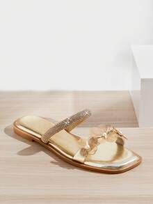 VACAZURE Sandal Datar Emas Wanita Summer Glam dengan Ujung Persegi, Sol Dalam Empuk, Tali Kristal & Bunga Logam 3D – Chic, Elegan & Siap Menjadi Pusat Perhatian - Emas - View 7