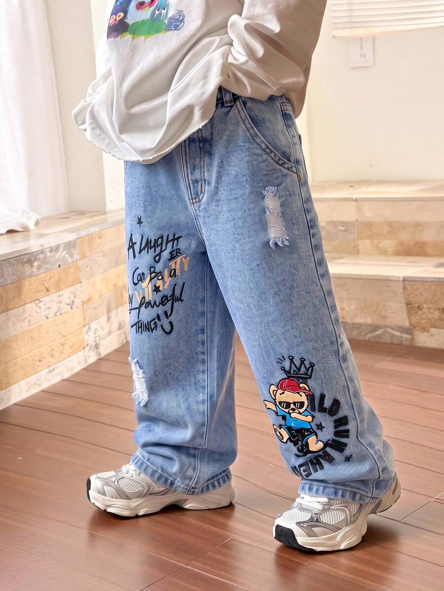SHEIN Genkimix Kids 小男孩卡通熊印花直筒牛仔褲，夏季新品，休閒街頭風復古長褲，水洗破洞做舊工藝，彈性舒適腰帶，趣味字母皇冠印花設計，寬鬆休閒百搭版型，兒童節適用，適合早午餐約會畢業派對度假海灘週末出遊日常旅行聚會通勤度假氛圍休閒童裝牛仔褲