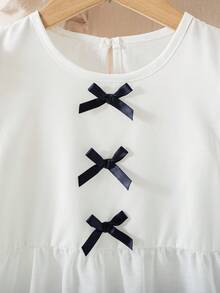 SHEIN Vintaside Kids 2件組女童春夏秋冬白色與藍色溫柔風薄款梭織棉兩件套，海軍藍蝴蝶結前襟＋鏤空刺繡花朵泡泡袖娃娃上衣，水洗牛仔寬鬆寬腿長褲，適合上學、通勤、戶外、生日、拍照、日常穿著 - 彩色 - 查看 6