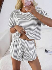 SHEIN Conjunto de Pijama Casual Feminino de Malha Listrada com Gola Redonda e Manga Curta - Chumbo - Visão 4