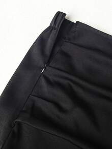 GlowEve CURVE Rok Pesta Wanita Ukuran Plus Elegan Bergaya dengan Hiasan Mutiara dan Gesper Dekoratif Berlapis-lapis untuk Musim Gugur - Hitam - View 4