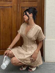 Siren Gaze 女款刺繡V領短袖時尚浪漫優雅迷你洋裝 米色 夏季 早午餐茶會穿搭 - 卡其色 - 查看 8