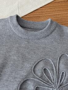 SHEIN 4-7歲女童灰色3D手工刺繡大花圓領針織毛衣與百褶裙兩件套，柔軟簡約校園穿搭，適合校園、外出、生日、拍照，春秋冬季穿著 - 灰色 - 查看 4