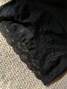 IslaSuriya 女款蕾絲拼接休閒百搭日常穿著細肩帶背心 - 黑色 - 查看 6