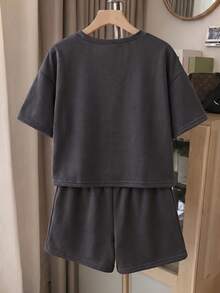 SHEIN 兒童 2件組 青少年女孩短版 T-shirt 迷彩印花抽繩腰休閒牛仔短褲套裝 假期城市淺灰色夏季穿搭 - 深灰色 - 查看 3