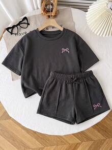SHEIN 兒童 2件組 青少年女孩短版 T-shirt 迷彩印花抽繩腰休閒牛仔短褲套裝 假期城市淺灰色夏季穿搭 - 深灰色 - 查看 6