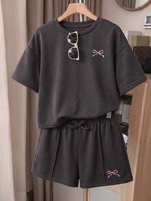 SHEIN 兒童 2件組 青少年女孩短版 T-shirt 迷彩印花抽繩腰休閒牛仔短褲套裝 假期城市淺灰色夏季穿搭 - 深灰色 - 查看 2