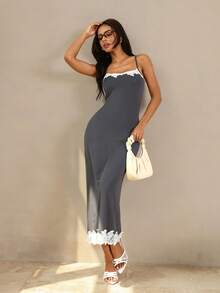 HautHeat Gaun Santai Wanita Model Cami Elegan dengan Detail Renda Kontras dan Potongan Pas Badan - Dark Grey - View 6