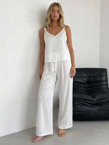 Livesso Conjunto de Pijama Feminino Elegante Minimalista de Verão com Top Regata de Cetim & Calça Longa - Branco - Visão 3
