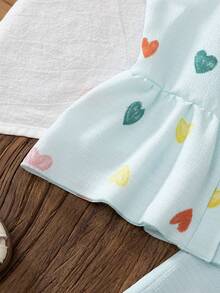 SHEIN Genkimix Kids 歐美風少女夏季心形印花細肩帶上衣 + 寬腿長褲 2件套，紋理泡泡布料，親膚，甜美可愛，適合 4-7 歲女孩，戶外玩樂穿搭首選 - 藍色 - 查看 3