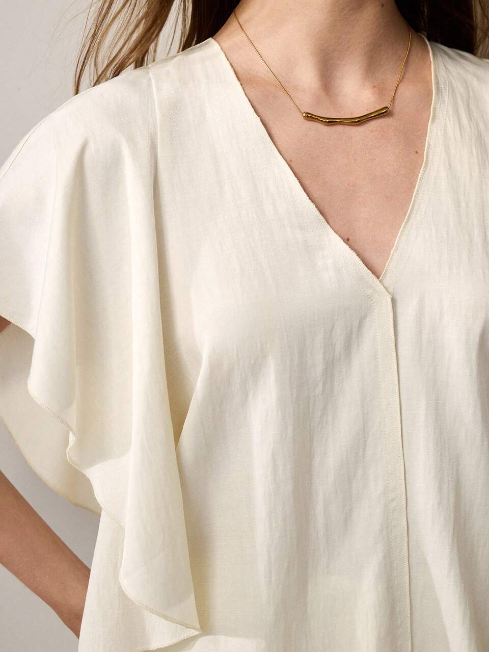 Anewsta Essential Spring/Summer New Daily Standard Size Women's Mid-To-High-End V-Neck White Top With Ruffle Design, Loose Fit, Slimming, Versatile Short Blouse For Commuting And Summer Vacation