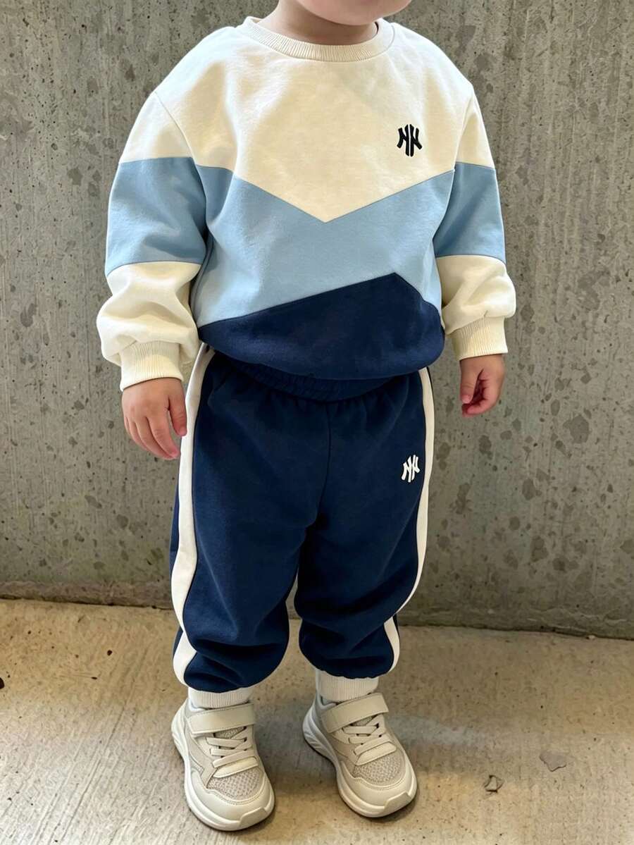 SHEIN 2件組小男孩時尚創意趣味幾何拼接滿版印花設計 英式風格圓領衛衣與運動長褲套裝,適合假期派對聚會,舒適休閒,小男孩春夏秋冬首選,時尚休閒穿搭,春夏秋冬街頭風,戶外休閒套裝,返校聚會 - 彩色 - 查看 1