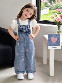 SHEIN Genkimix Kids 女童牛仔吊帶褲，四季新款，時尚甜美風，復古牛仔中藍色，胸前3D大蝴蝶結設計，褲身粉色愛心刺繡圖案，時尚直筒寬鬆版型，柔軟舒適面料，百搭日常穿著，適合度假及其他場合，女童四季度假新品 - 中等水洗藍 - 查看 1