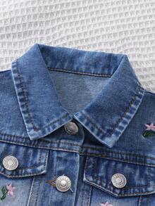 SHEIN Playful Pals 女嬰牛仔夾克外套，淺藍色水洗牛仔布搭配可愛花卉刺繡，翻領設計配金屬鈕扣，假胸袋附蓋片，適合春秋穿著，可搭配洋裝或T恤牛仔褲，適合日常上學、週末出遊及其他休閒場合，甜美可愛風格 - 淺色水洗藍 - 查看 5