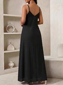 SHEIN Lady Gaun Ukuran Besar dengan Kain Bertekstur Hitam - Hitam - View 2