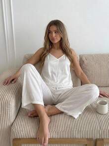 Livesso Conjunto de Pijama Feminino Elegante Minimalista de Verão com Top Regata de Cetim & Calça Longa - Branco - Visão 6