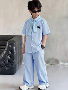 SHEIN 大童男孩返校 3 件套休閒條紋短袖印花襯衫與鬆緊腰長褲套裝，附純色披肩，適合秋冬春夏、戶外玩耍、學校、街頭風、派對與休閒穿著 - 藍色 - 查看 5