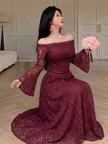 Modelyn Vestido Longo Feminino com Ombros à Mostra em Renda Cor Vinho Tinto. Vestido Longo com Ombros à Mostra em Renda Xadrez, Adequado para Eventos Formais ou Encontros. Elegante para o Outono. - Vinho - Visão 2