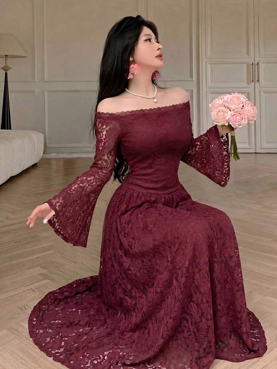 Modelyn Vestido Longo Feminino com Ombros à Mostra em Renda Cor Vinho Tinto. Vestido Longo com Ombros à Mostra em Renda Xadrez, Adequado para Eventos Formais ou Encontros. Elegante para o Outono.